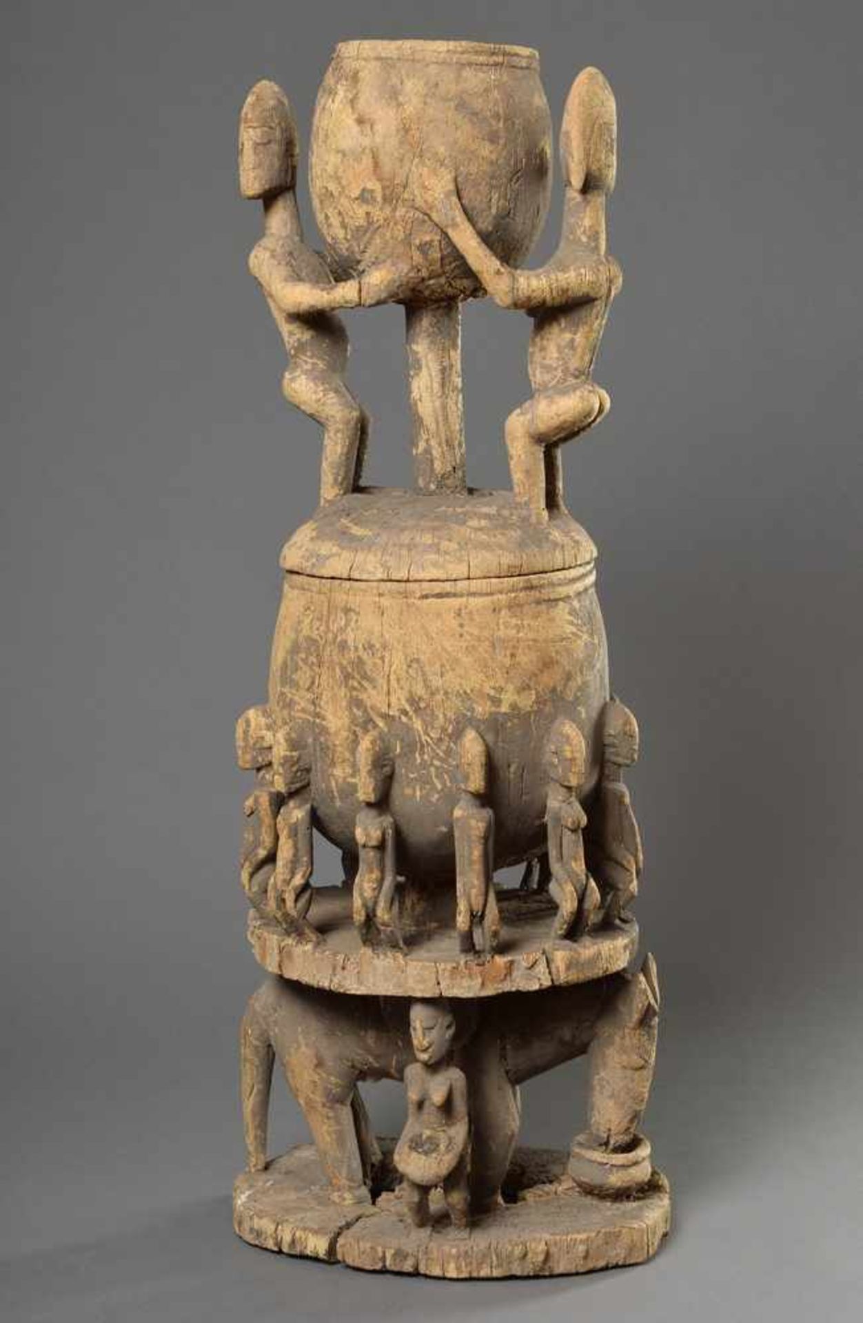 Dogon Deckelgefäß mit figürlicher Dekoration, Mali 20.Jh., H. 85cm, starker InsektenfraßDogon lid - Bild 2 aus 5