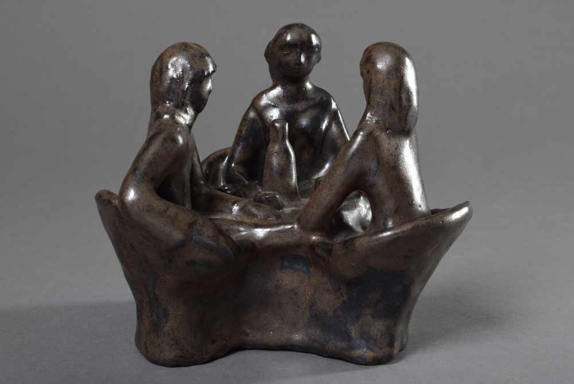 Maetzel, Monika (1917-2010) "Drei Personen am Tisch" 1979, Keramik dunkelbraun glasiert, im Boden