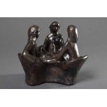 Maetzel, Monika (1917-2010) "Drei Personen am Tisch" 1979, Keramik dunkelbraun glasiert, im Boden