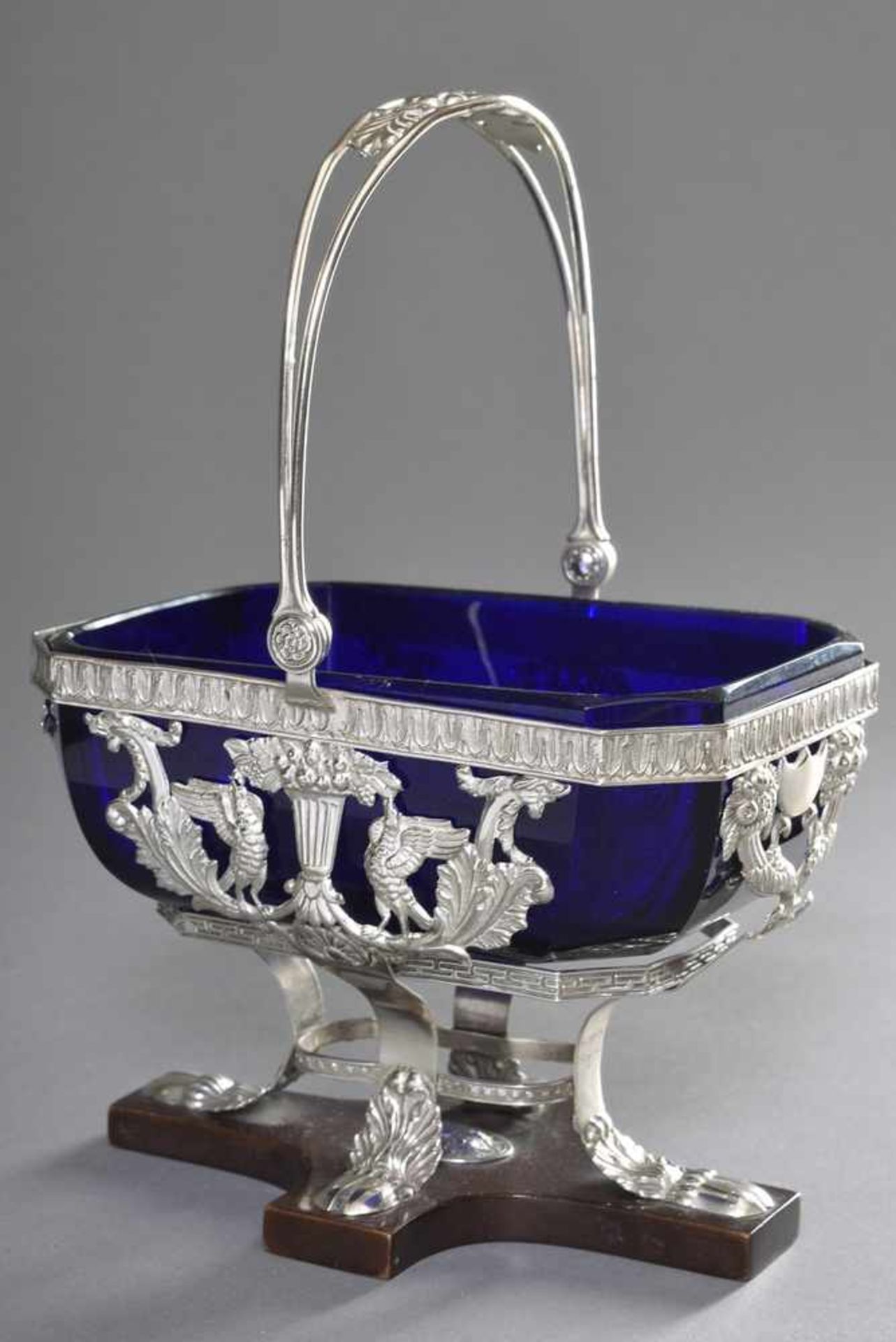 Aufsatz mit geprägtem Dekor im Empire Stil "Füllhörner und Vögel" sowie blauem Bristolglaseinsatz,