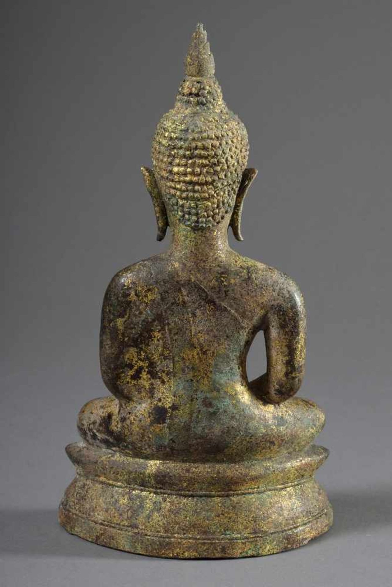 Figur "Meditierender Buddha in Virasana Sitz und mit beidhändiger Bhumispashamudra Geste", Kamphaeng - Bild 2 aus 4