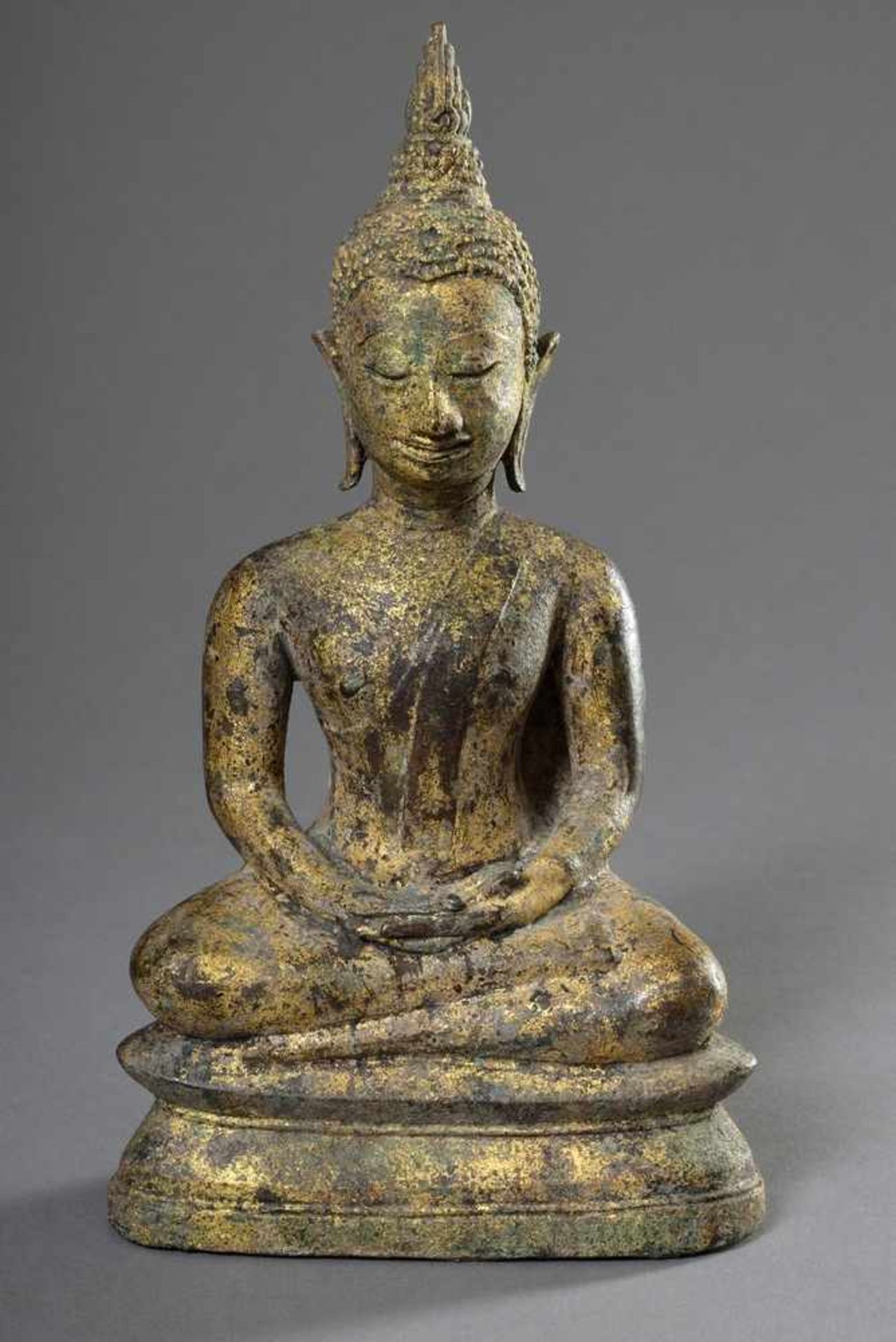 Figur "Meditierender Buddha in Virasana Sitz und mit beidhändiger Bhumispashamudra Geste", Kamphaeng