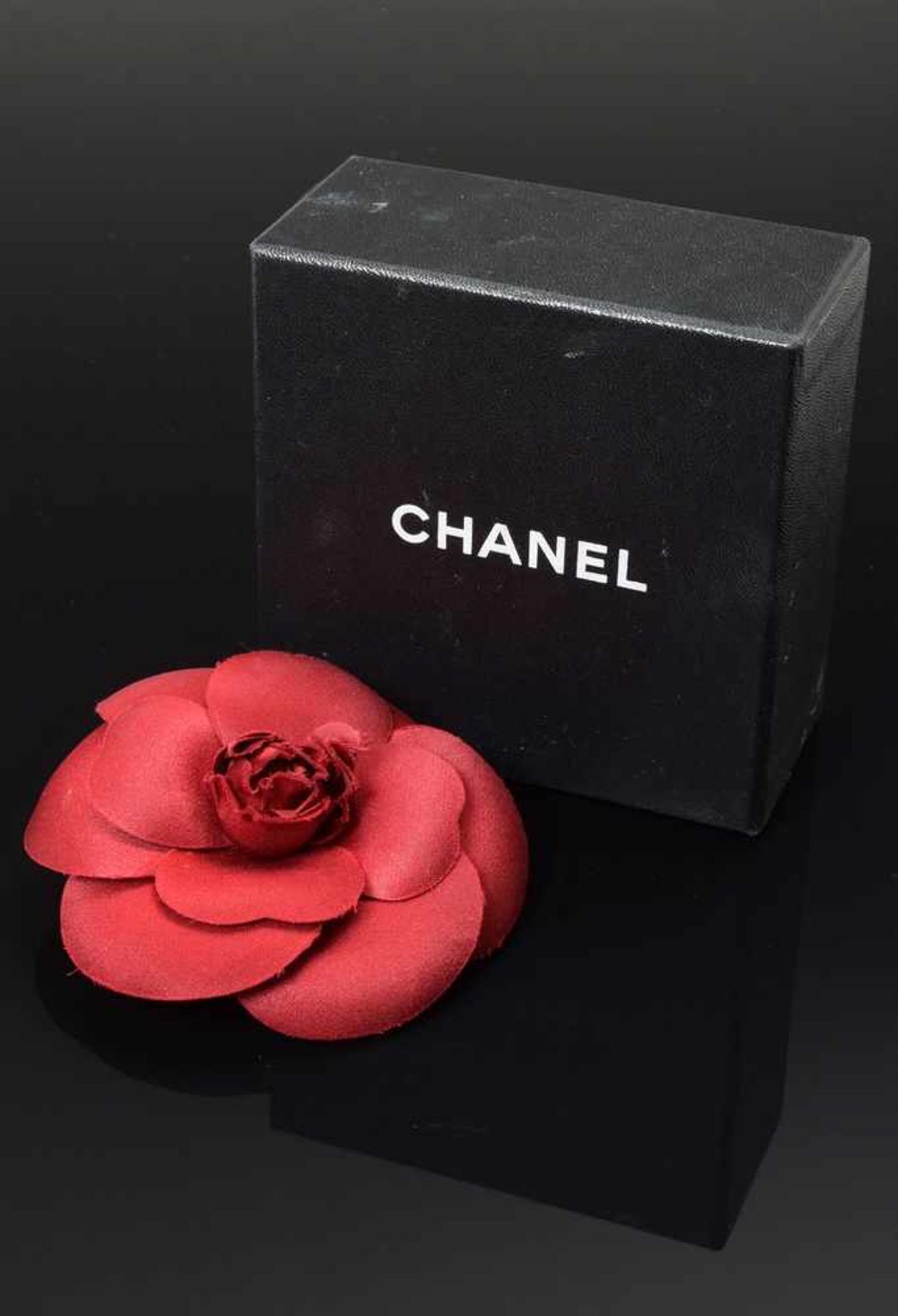 Kleine rote CHANEL "Kamelie" in Original Karton, Seide, Ø 7,5cmSmall red CHANEL ''Camellia'' in - Bild 3 aus 3