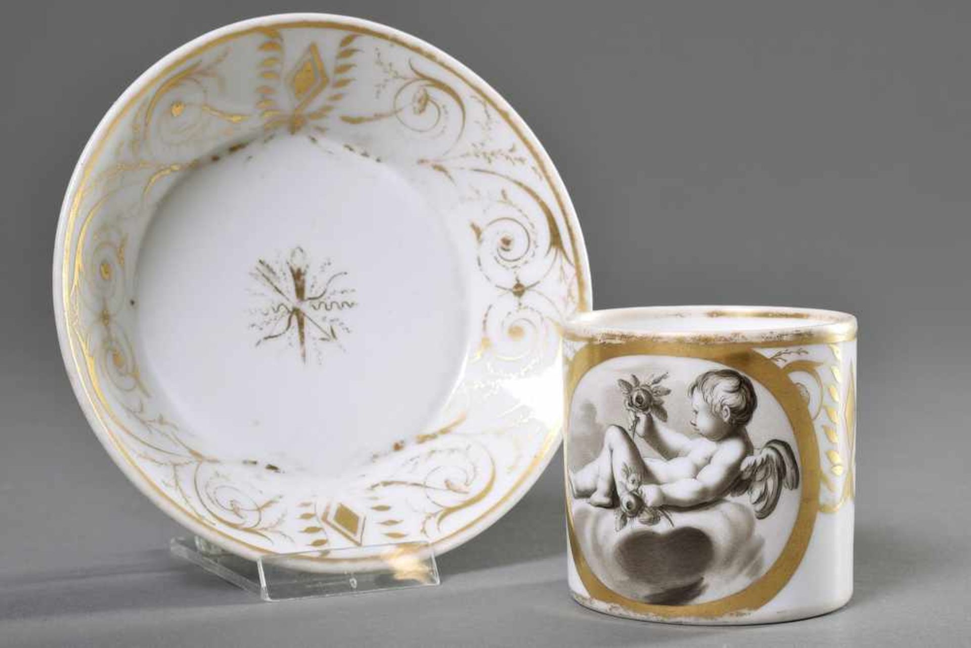 Zylindrische Tasse mit Grisailledekor "Amor mit Rose auf Wolke" und Goldornamenten, UT mit Ritzmarke - Bild 3 aus 4