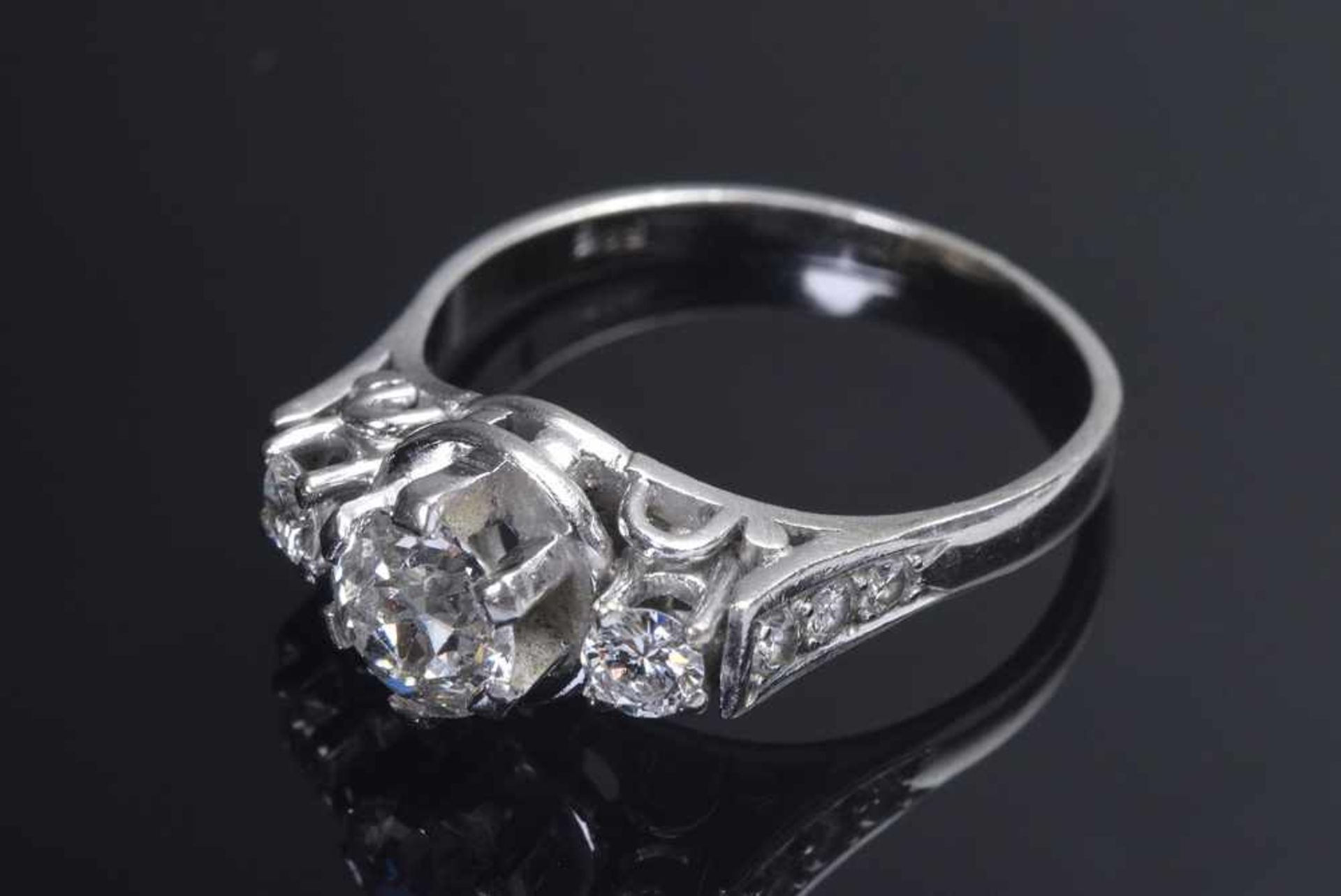 WG 585 Ring mit 9 Diamanten: 1 Altschliffdiamant (ca. 0.80 ct/Pique/Top Crystal) und 8 Brillanten ( - Bild 2 aus 2