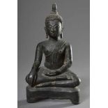 Figur "Meditierender Buddha in Virasana Sitz und mit Bhumispashamudra Geste der rechten Hand" im