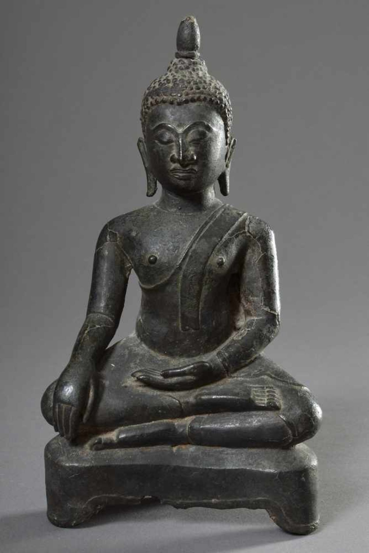 Figur "Meditierender Buddha in Virasana Sitz und mit Bhumispashamudra Geste der rechten Hand" im