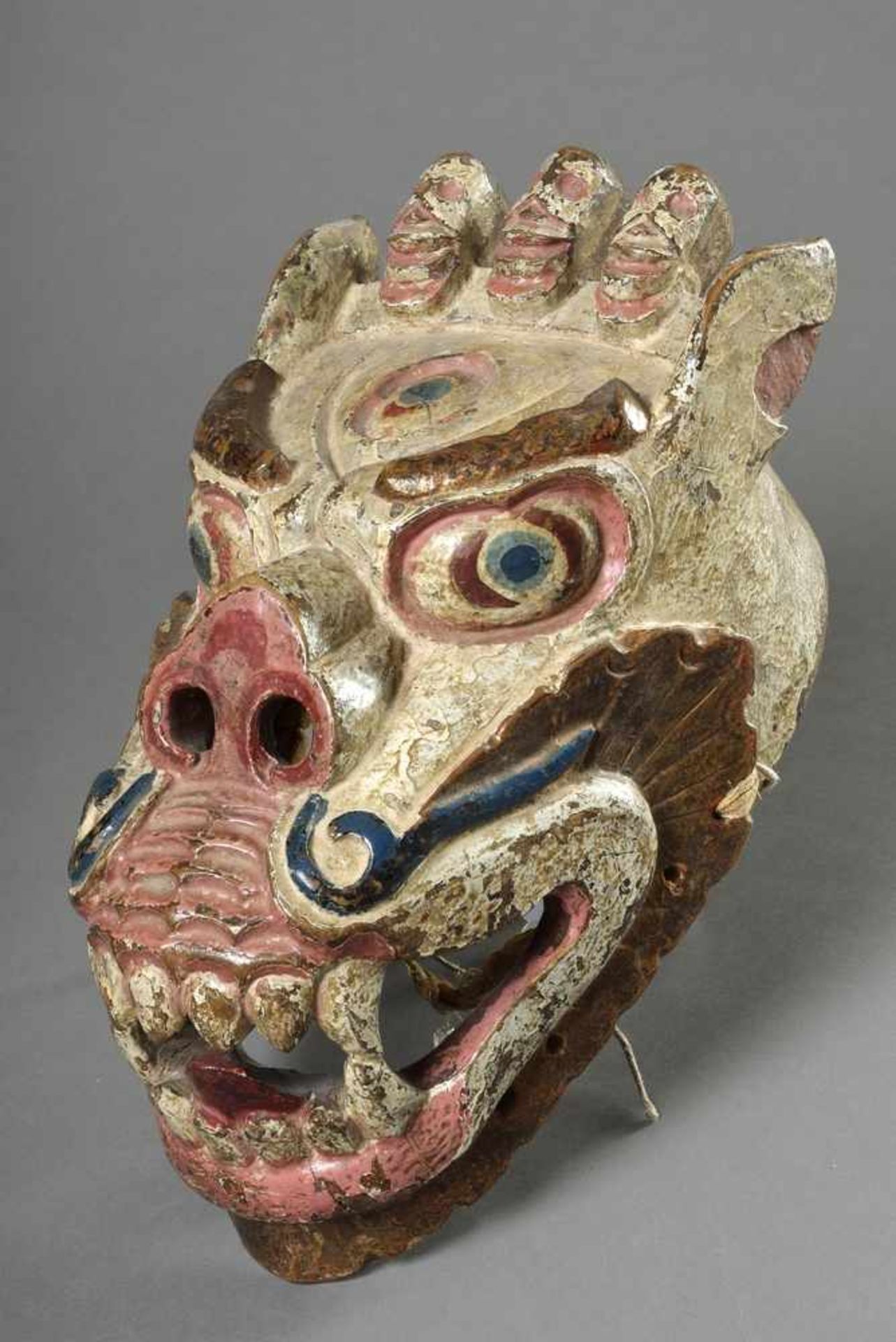 Cham Maske "Sengdongma/Dakini" in Form eines Löwen, Holz, farbig gefasst, innen mit Wachssiegel,