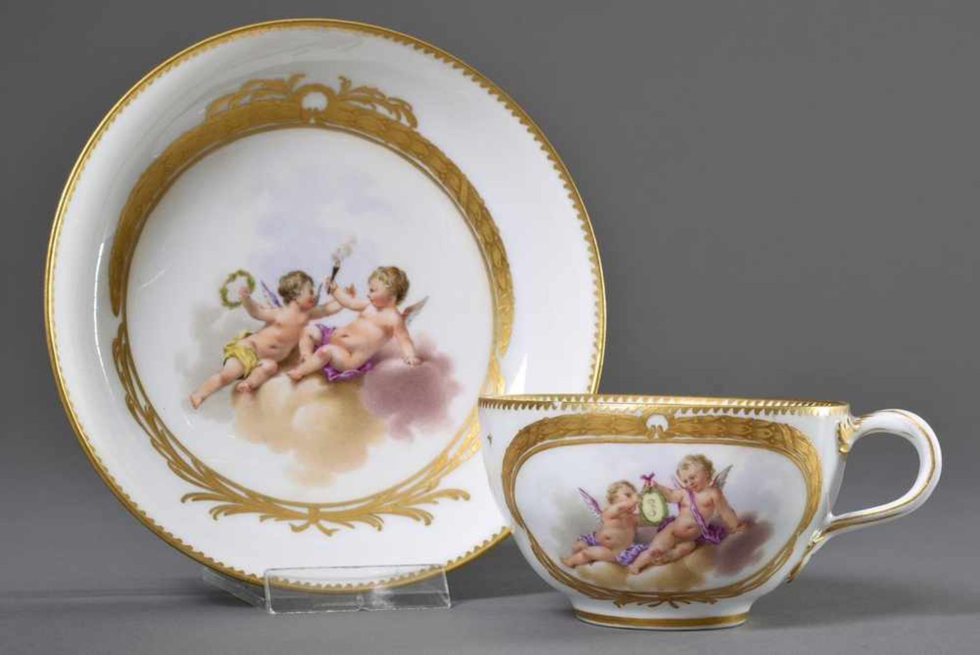 Meissen Tasse mit goldradierten Kartuschen darin Monogramm "JEE" und "Putten Allegorien",