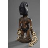 Weibliche Yoruba Ibedji Figur mit Muschel- und Perlenschmuck, Nigeria, H. 24cm, Verfärbung/