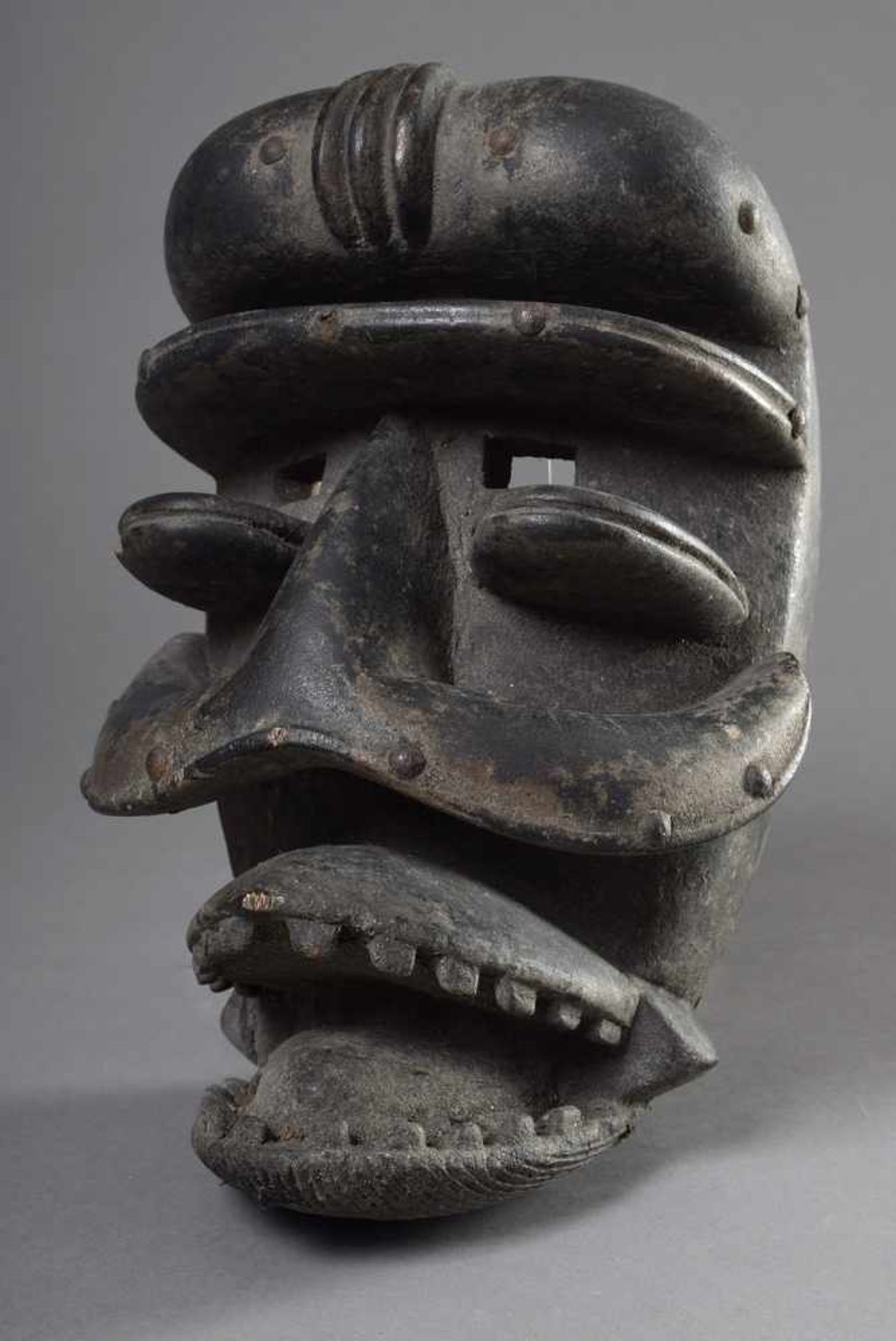 Bete Kriegsmaske, schwarz gefärbt, Elfenbeinküste 20.Jh., 34x19cmBete war mask, dyed black, Ivory