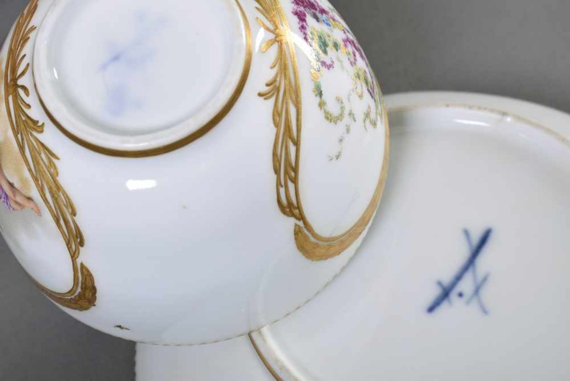 Meissen Tasse mit goldradierten Kartuschen darin Monogramm "JEE" und "Putten Allegorien", - Bild 5 aus 7