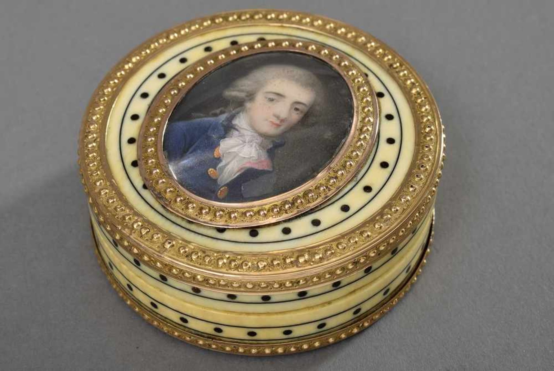 Elfenbein Schnupftabakdose mit Goldrahmung und Hornpiquée sowie ovalem Portrait "Junger Mann", - Bild 3 aus 5