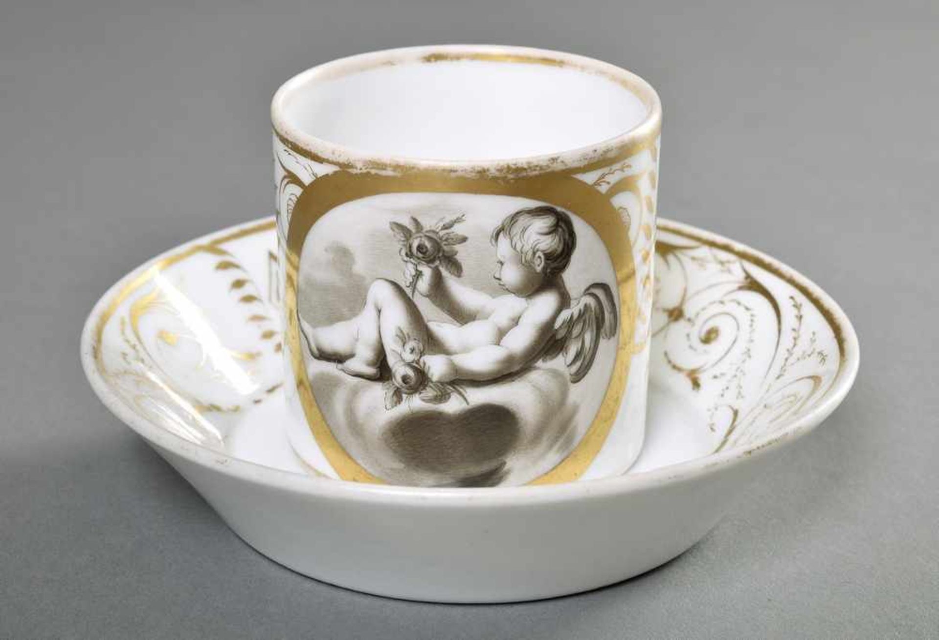 Zylindrische Tasse mit Grisailledekor "Amor mit Rose auf Wolke" und Goldornamenten, UT mit Ritzmarke