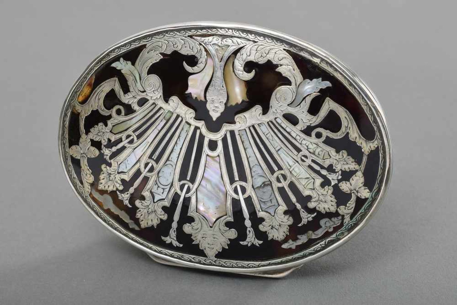 Ovale Dose mit gravierten Perlmutt- und Silbereinlagen "Fächerornament", Deckel und Boden - Bild 4 aus 4