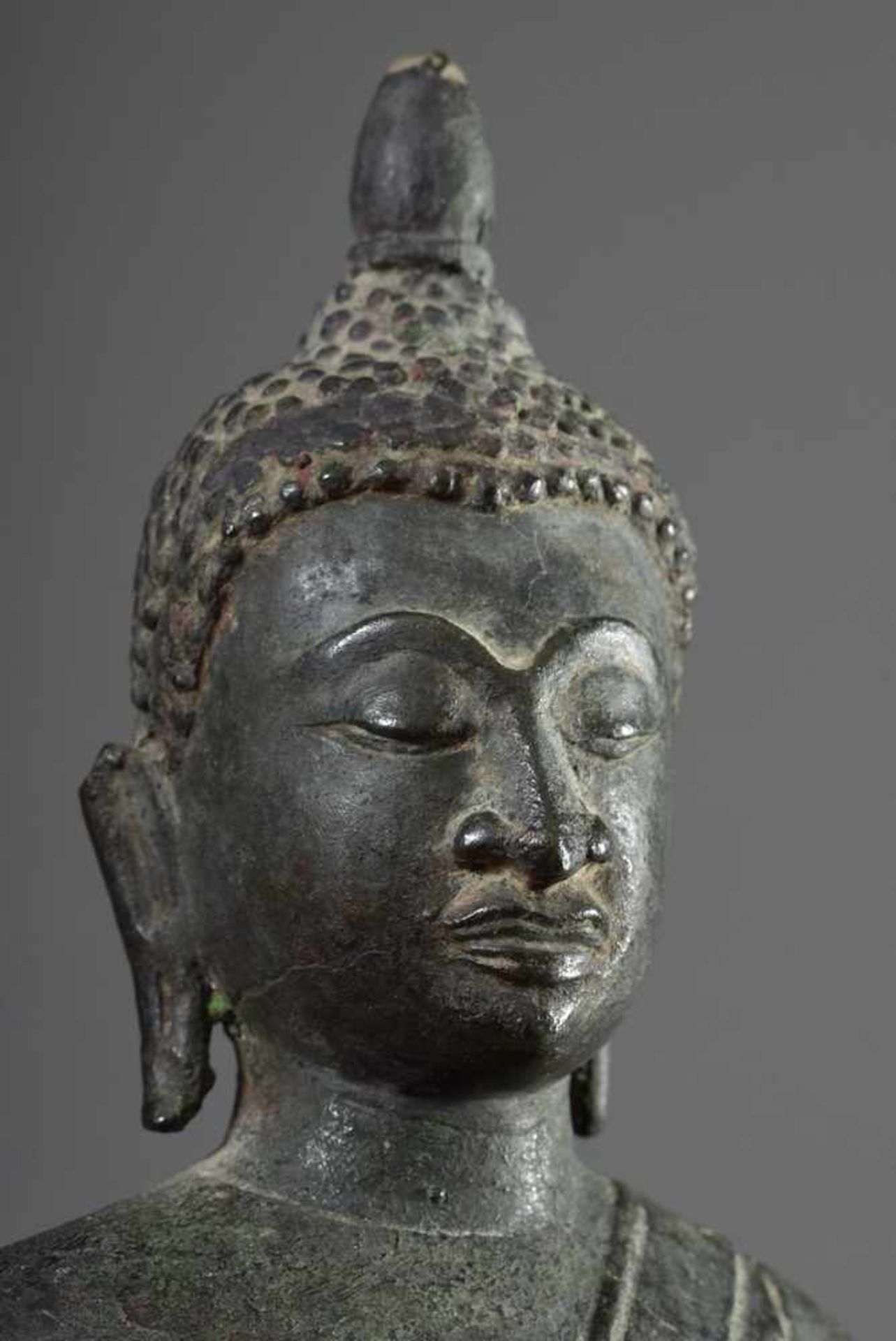Figur "Meditierender Buddha in Virasana Sitz und mit Bhumispashamudra Geste der rechten Hand" im - Bild 3 aus 6