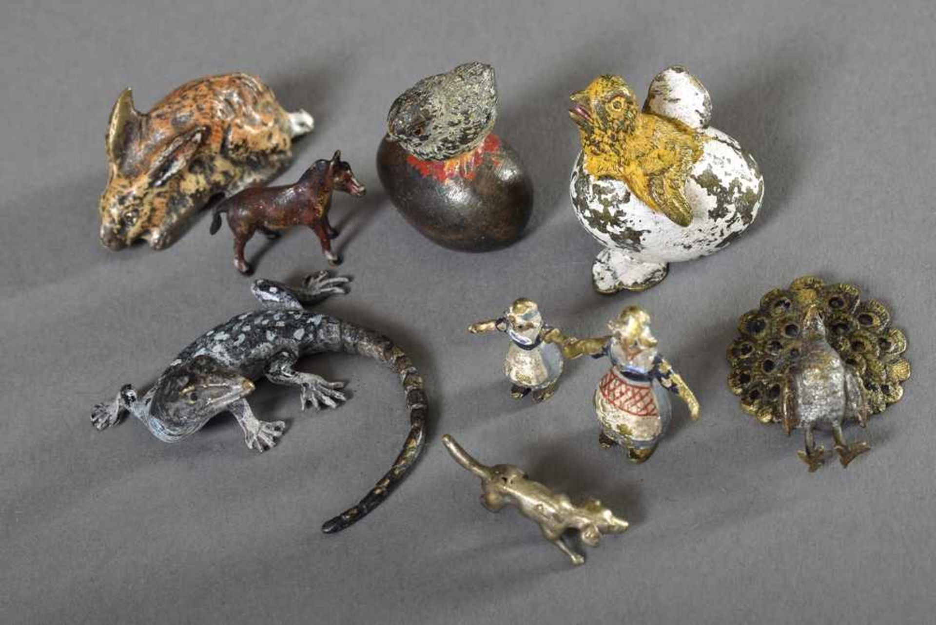 8 Diverse Wiener Bronze Miniaturen: "2 Küken, Hase, Pfau, Eidechse, Holländerinnenpaar, Hund und
