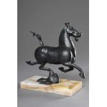 Museumsreplik "Das fliegende Pferd aus Gansu", Bronze auf Marmorsockel, Han Dynastie 20.Jh., 26,