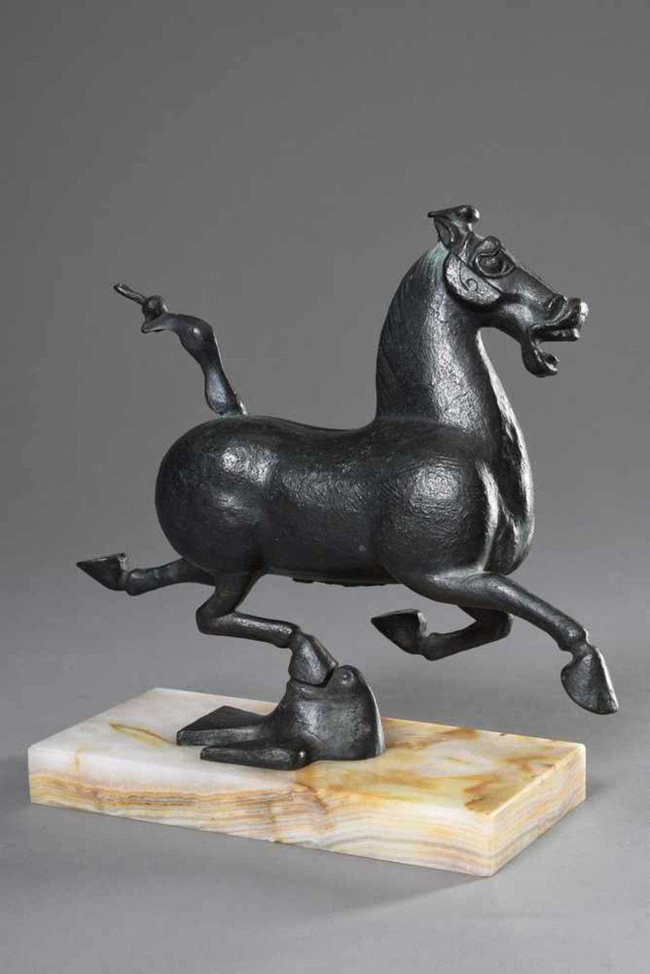 Museumsreplik "Das fliegende Pferd aus Gansu", Bronze auf Marmorsockel, Han Dynastie 20.Jh., 26,