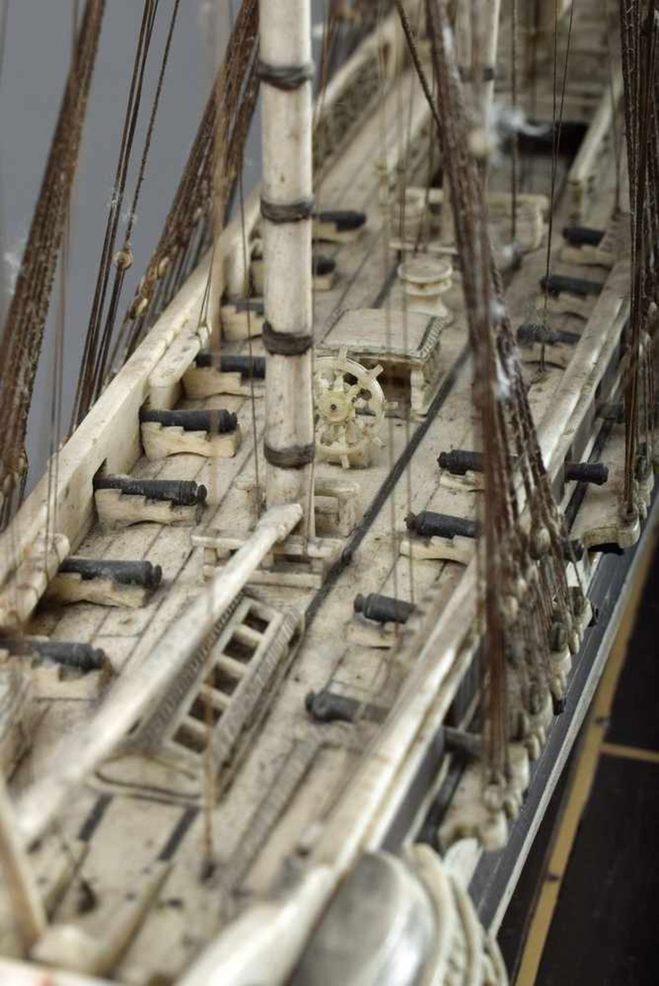 Großes Napoleonisches Gefangenenschiff, sog. "Knochenschiff", Dreimastsegler, Bein auf Holzsockel, - Bild 7 aus 8
