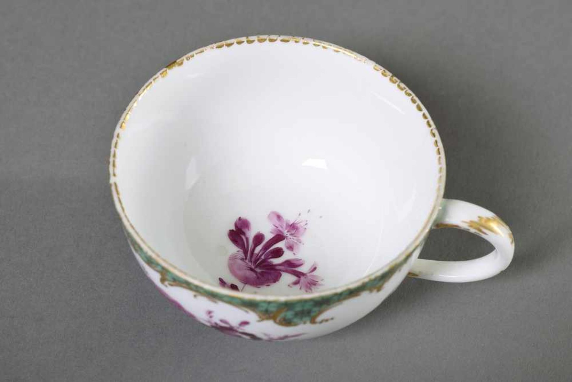 Frühe Meissen Tasse "Blumen in Purpur" mit grünem Gitterrand und goldenen Rocaillen, Punktzeit - Bild 2 aus 3