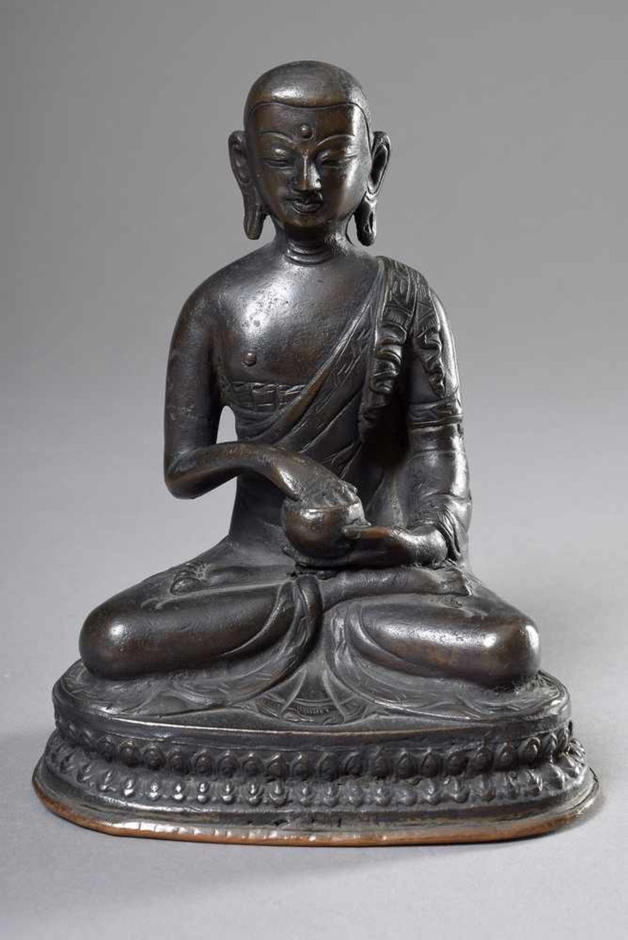 Tibetische Bronze "Sitzender Mönch", Boden verschlossen, H. 17cmTibetan bronze ''sitting monk'',