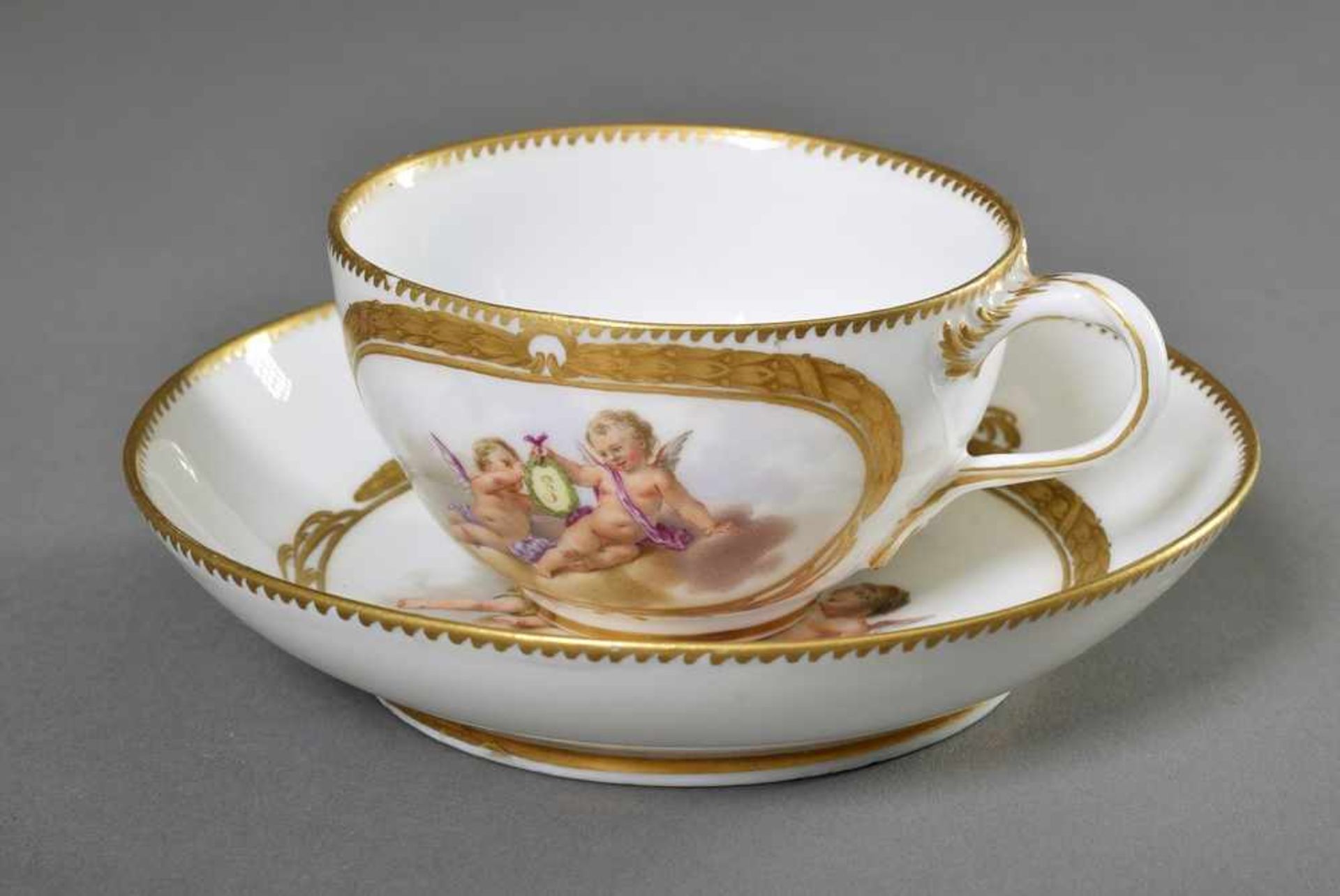 Meissen Tasse mit goldradierten Kartuschen darin Monogramm "JEE" und "Putten Allegorien", - Bild 2 aus 7