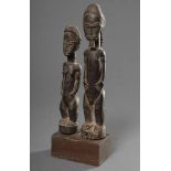 Paar afrikanische Ahnenfiguren auf Sockel, Holz geschnitzt, H. 30cm, SpannungsrissePair of African