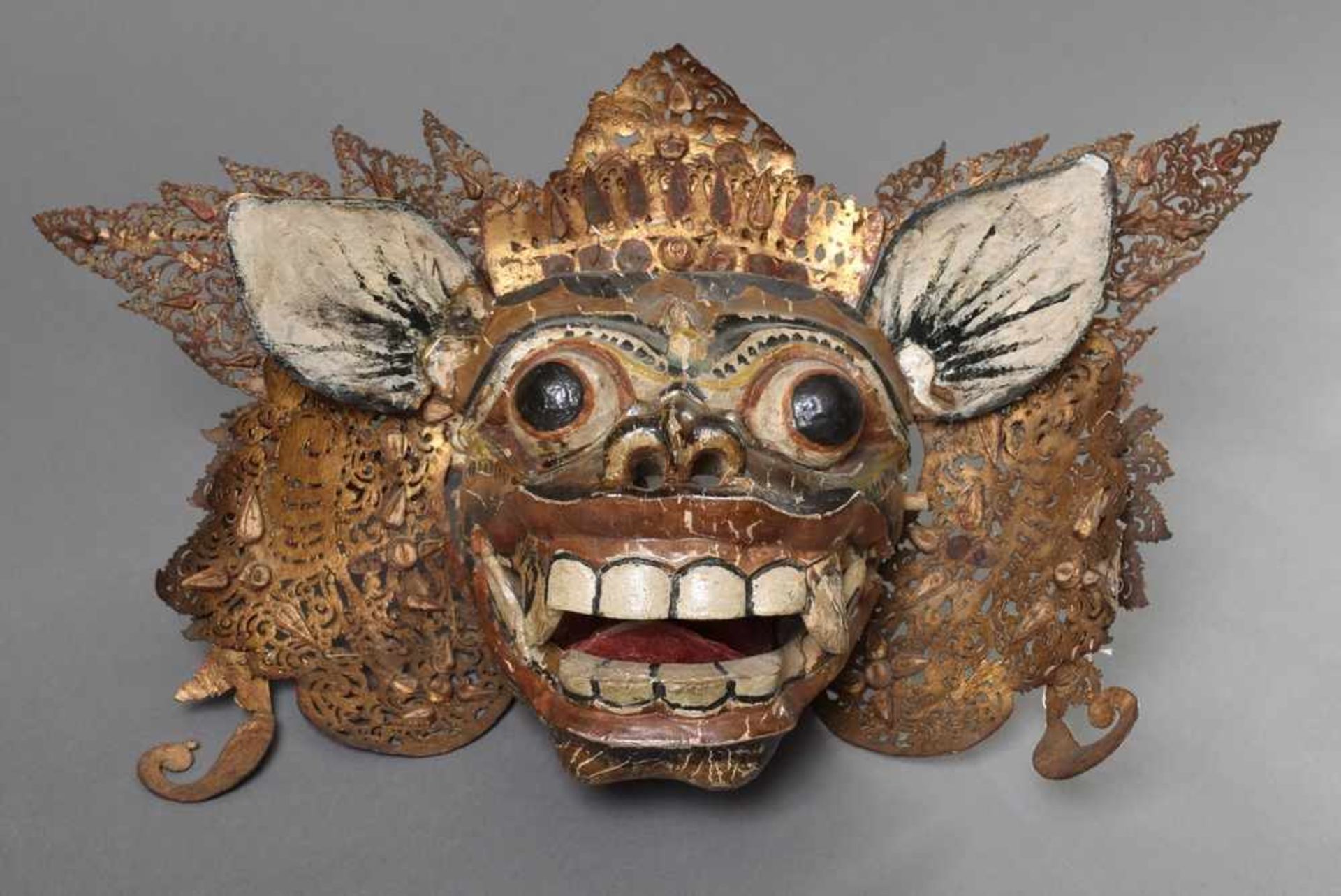 Maske "Barong" mit beweglichem Unterkiefer, Holz, farbig gefasst, mit durchbrochenem Lederbesatz, - Bild 2 aus 6