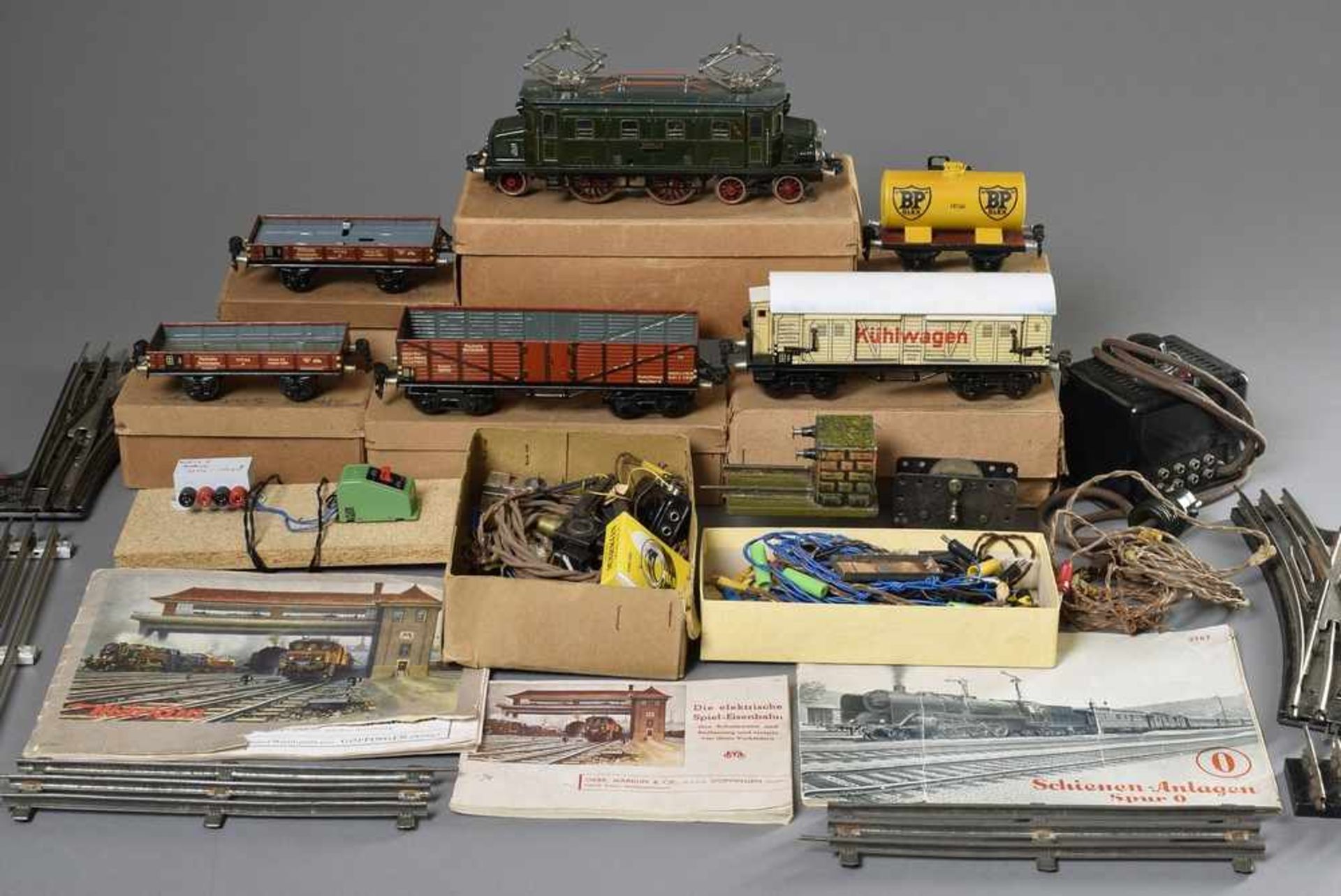 57 Teile Märklin Blechspielzeug Eisenbahn, Wagons und Schienen, Nenngröße H0, Alte Spur Null,