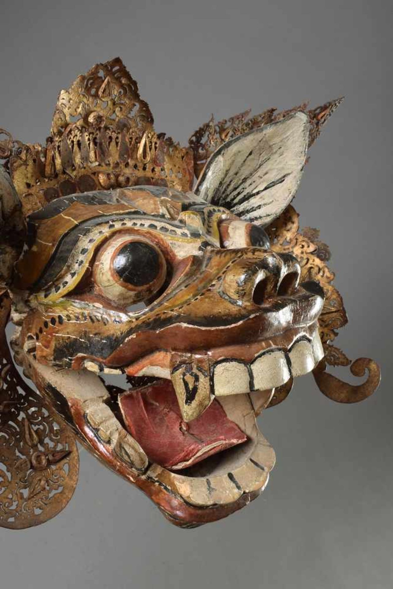 Maske "Barong" mit beweglichem Unterkiefer, Holz, farbig gefasst, mit durchbrochenem Lederbesatz, - Bild 4 aus 6