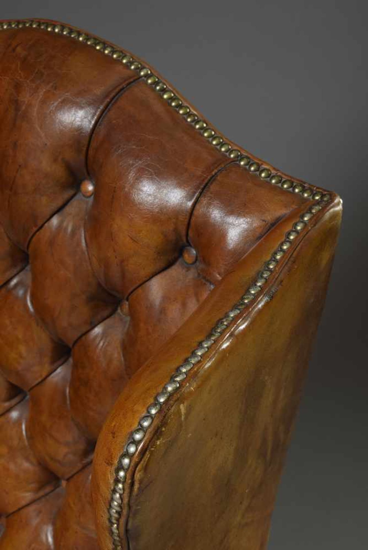 Chesterfield Ohrensessel mit brauen Lederbezug, H. 46/100cmChesterfield wing chair with brown - Bild 4 aus 4