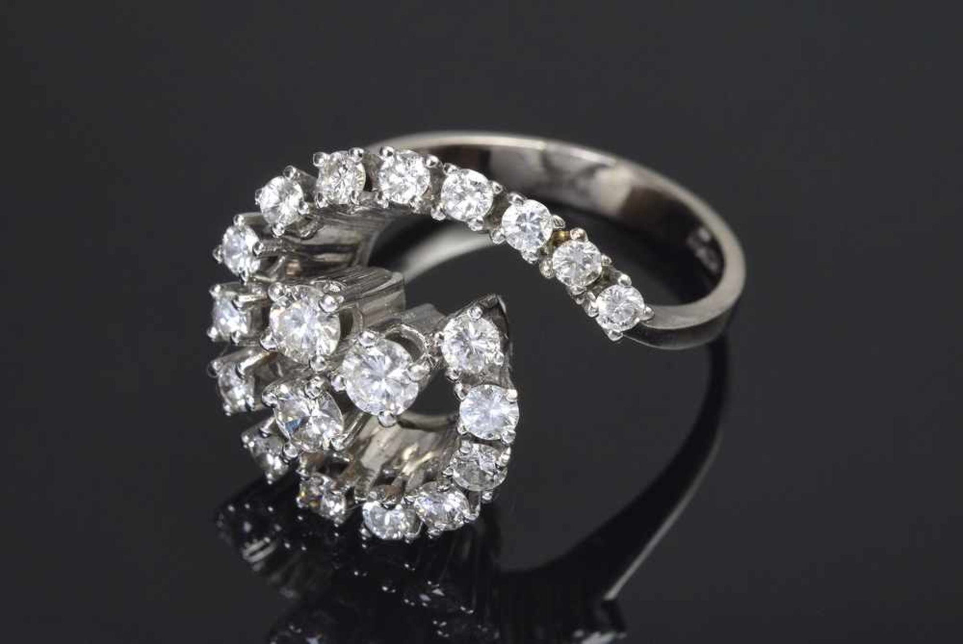 WG 585 Ring mit 20 Brillanten (zus. ca. 1.25ct/SI-Pique 1/Wesselton-Top Crystal), 6,86g, Gr. 55WG - Bild 2 aus 2