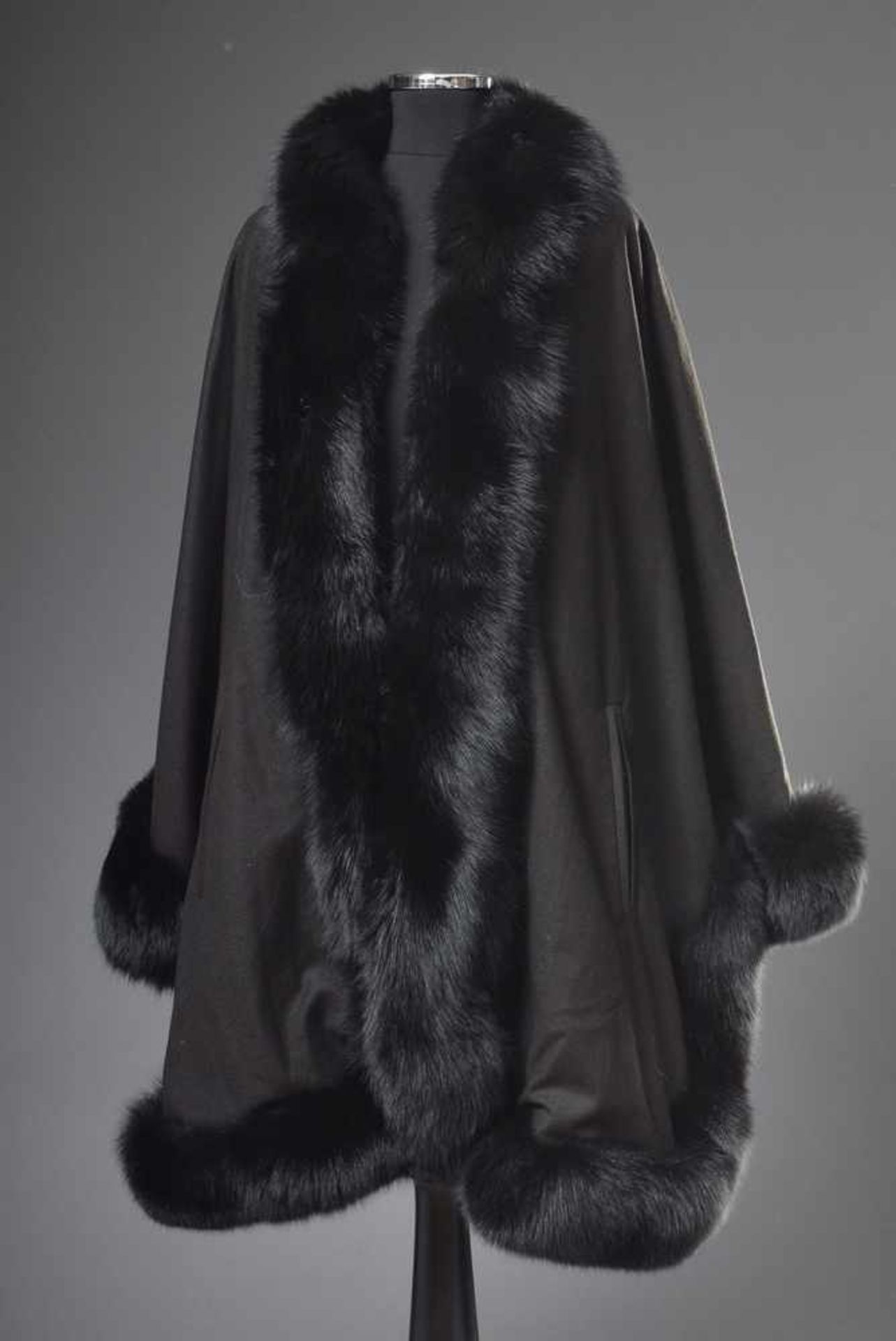 Schwarzbrauner Woll Poncho mit angesetzten Armen und schwarzem Fuchsfell BesatzBlack brown wool