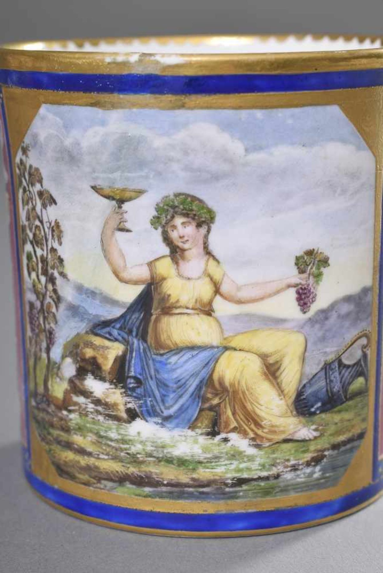 Französische Empire Tasse mit reichem antikisierendem Dekor und allegorischer Darstellung " - Bild 3 aus 5