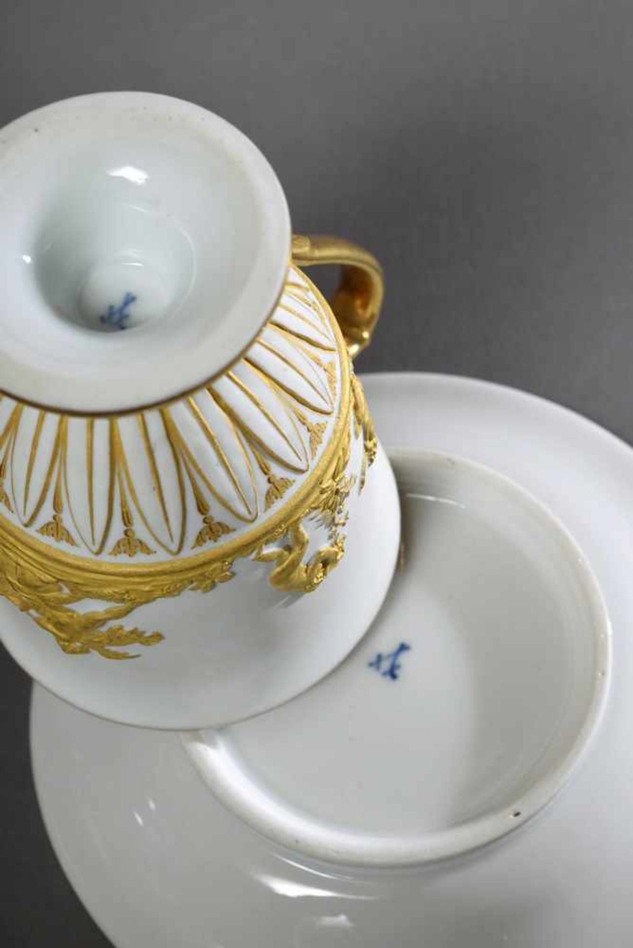 Meissen Tasse mit antikisierenden Goldreliefszenen auf Biskuitporzellan, 19.Jh., H. 10cmMeissen - Bild 3 aus 4