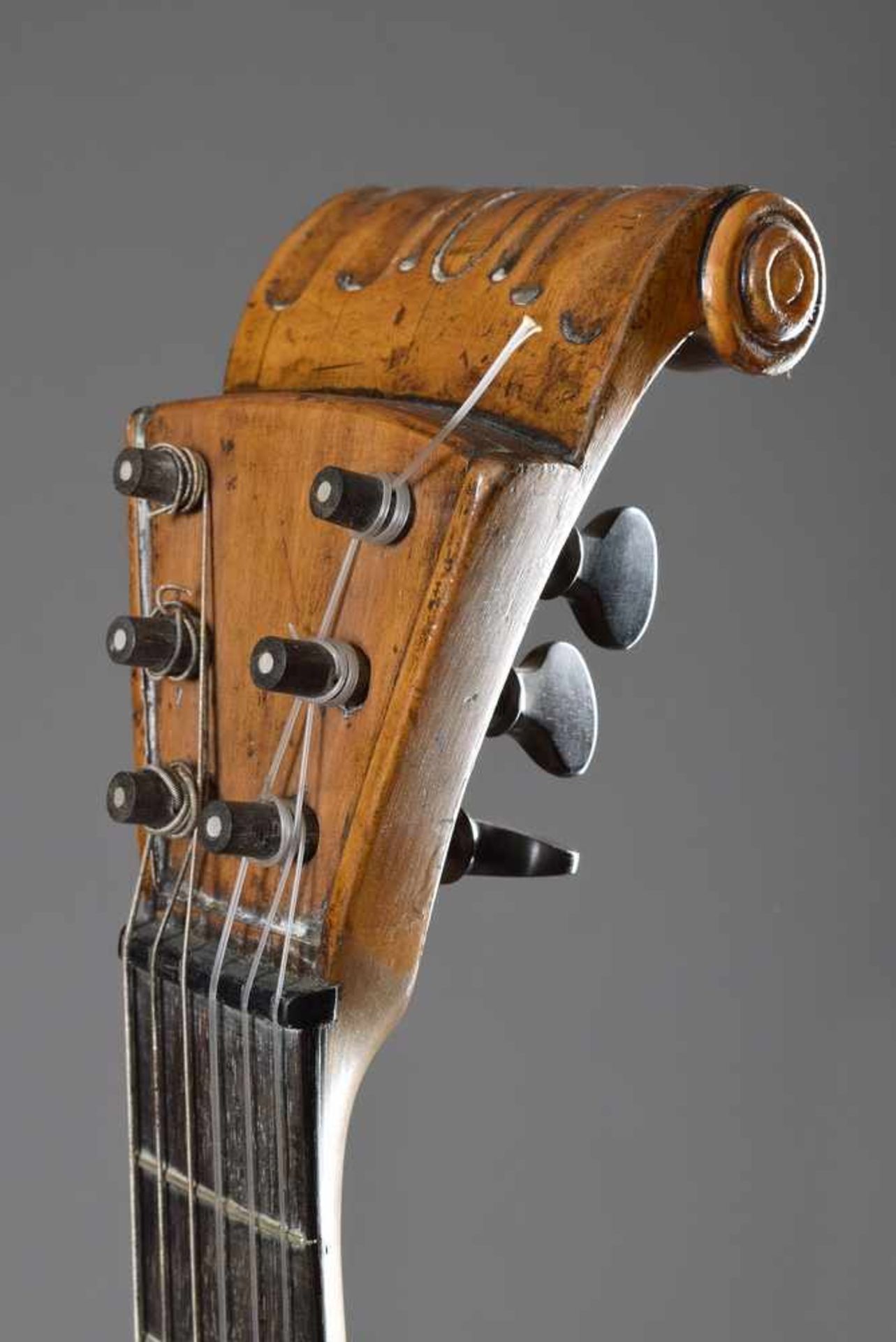 Kleine Damengitarre mit Volutenkopf, Ende 19.Jh., Ahorn Körper mit Fichtenholz Decke, spielbar, - Bild 4 aus 9