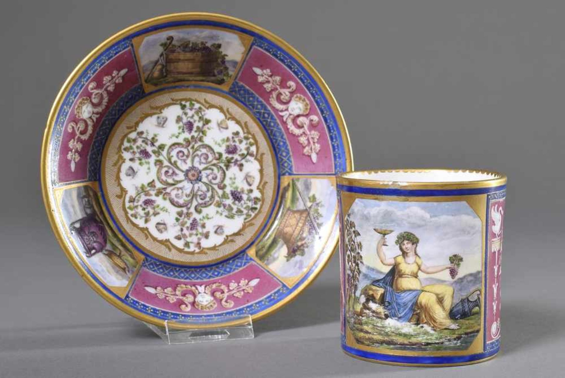 Französische Empire Tasse mit reichem antikisierendem Dekor und allegorischer Darstellung "