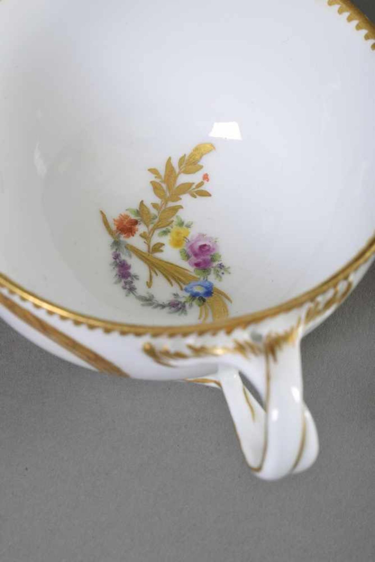 Meissen Tasse mit goldradierten Kartuschen darin Monogramm "JEE" und "Putten Allegorien", - Bild 3 aus 7