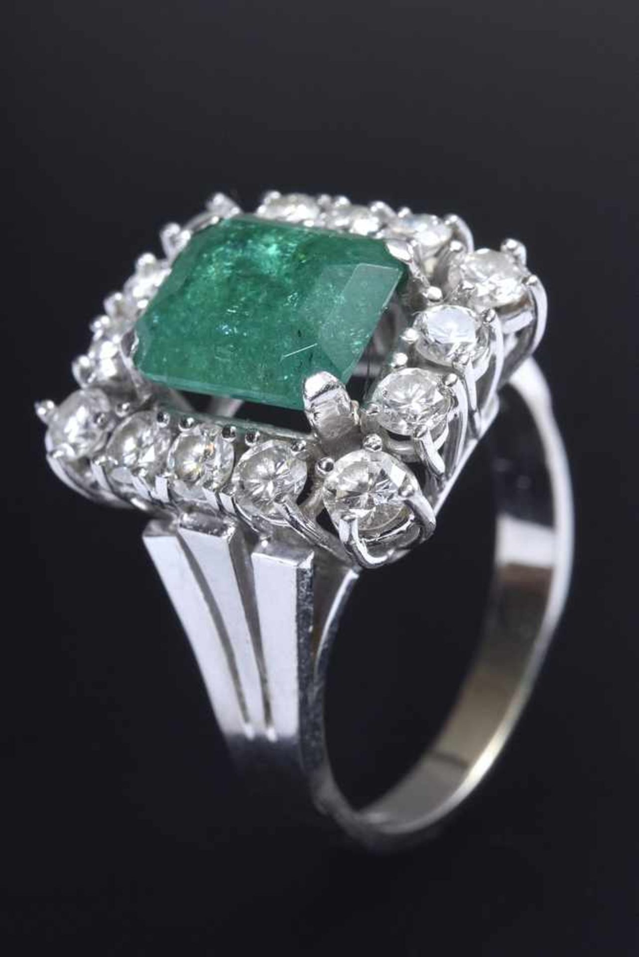 WG 750 Ring mit 14 Brillanten (zus. ca. 0.90ct/VSI/Wesselton und 1 Smaragd im Smaragdschliff (ca.