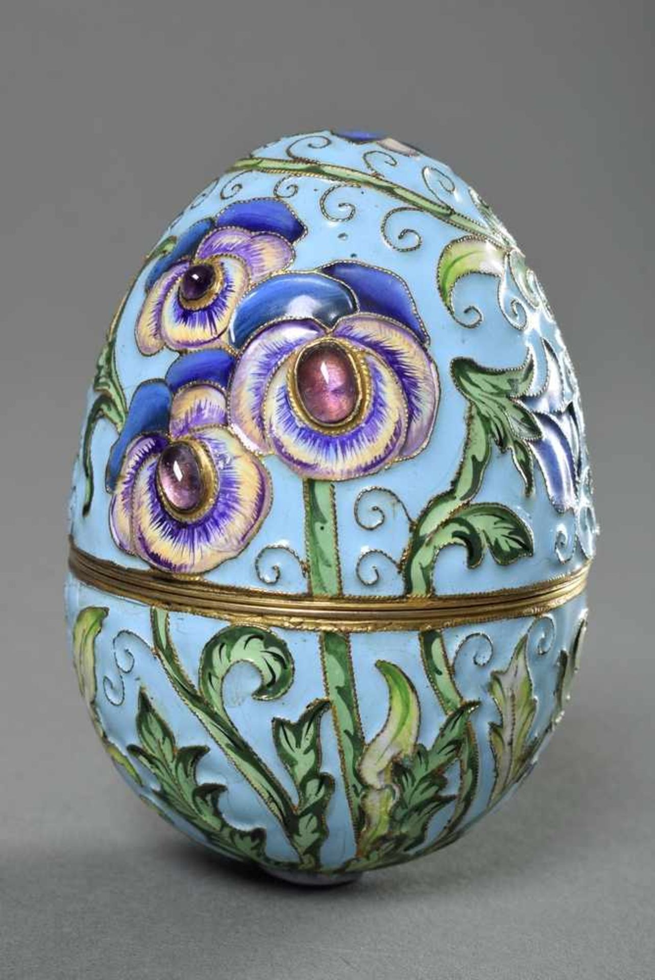 Cloisonné Osterei in Fabergé Art mit Stiefmütterchen Dekor in Champlevé Emaille mit violetten