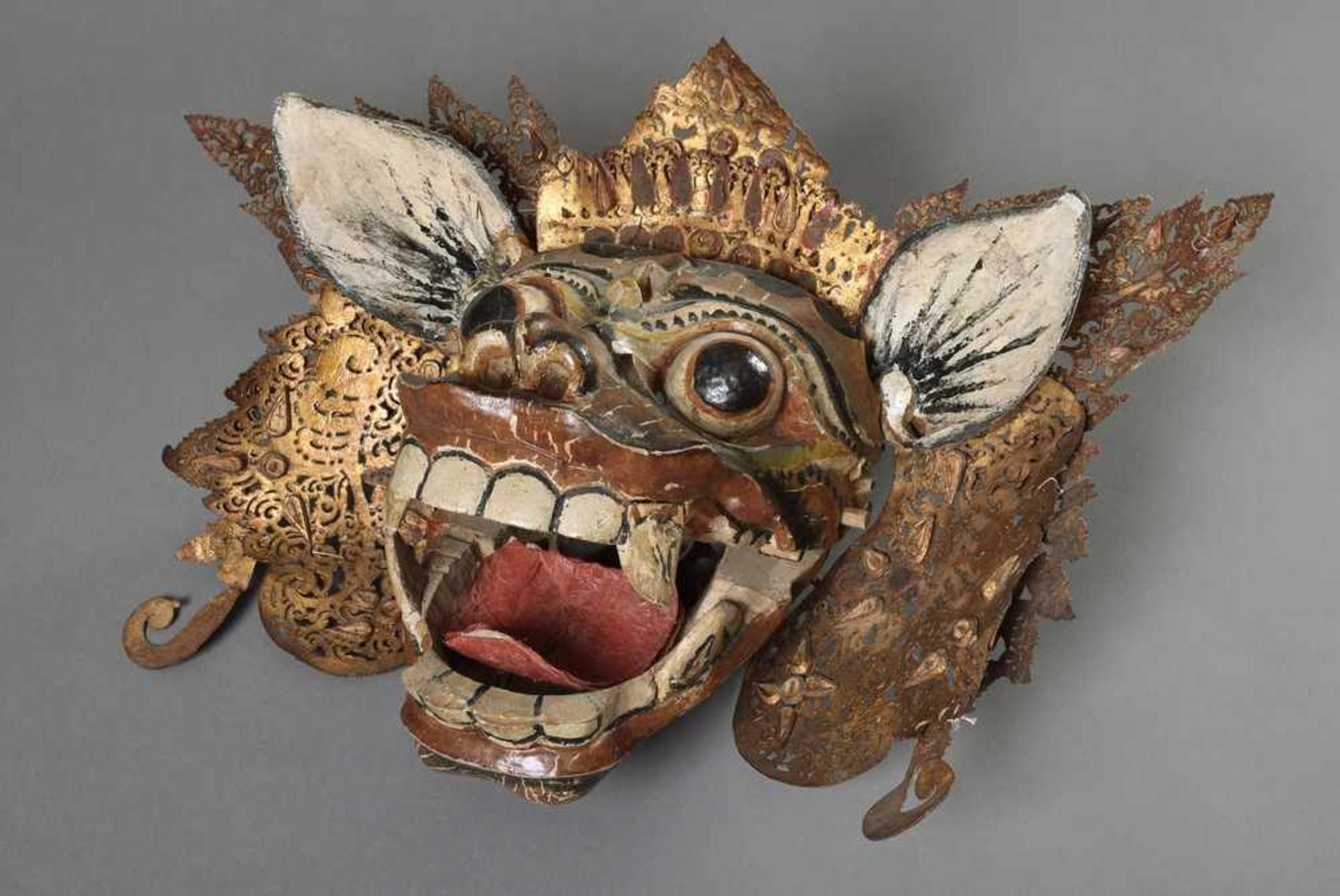 Maske "Barong" mit beweglichem Unterkiefer, Holz, farbig gefasst, mit durchbrochenem Lederbesatz,