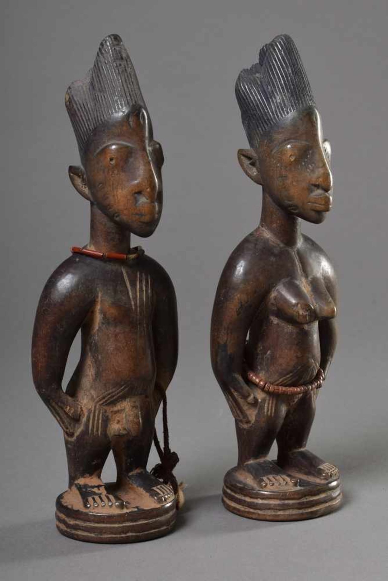 Paar Ibedji Figuren, Holz, Reste von rötlicher Paste, mit Perlenbändern und Kaurimuscheln - Bild 2 aus 3
