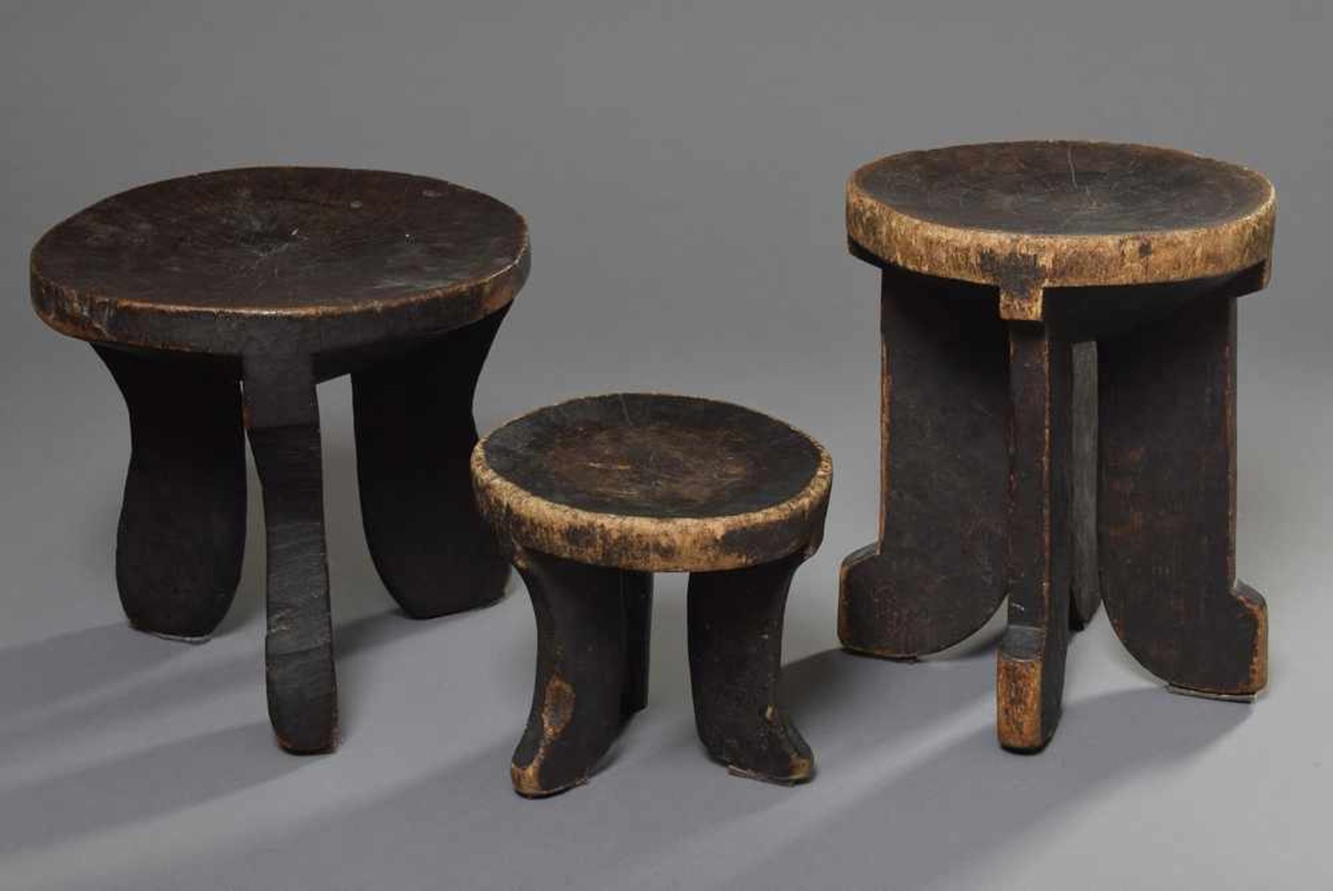 3 Diverse afrikanische Hocker in verschiedenen Größen, H. 22-36cm, Ø 23-34cm3 Various African stools