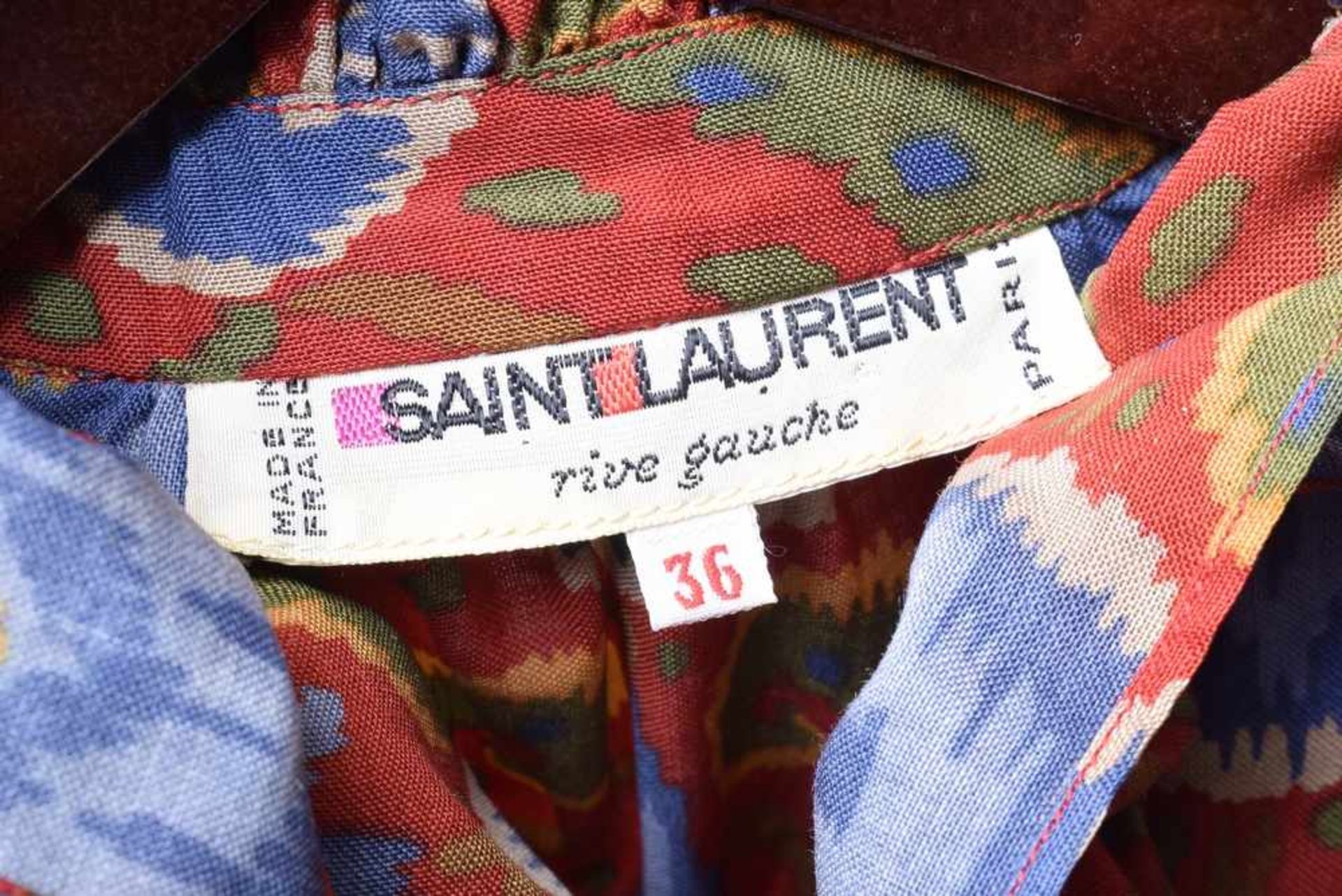 Yves Saint Laurent "rive gauche" Kleid mit gerüschtem Kragen und Manschetten in starkfarbigem Ikat - Bild 3 aus 4