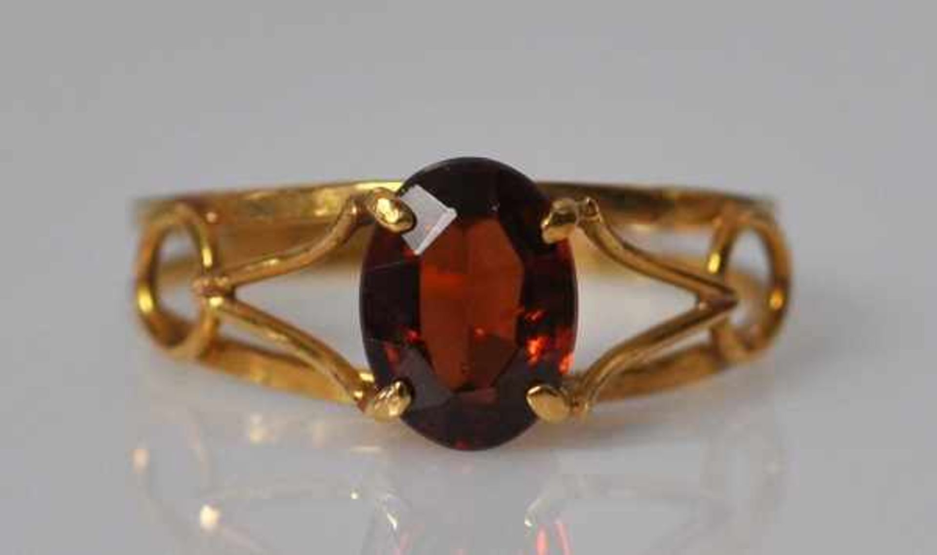 RING ovaler geschliffener Granatstein in durchbrochener Gelbgold Fassung 18ct, 2g, Gr. 53,5