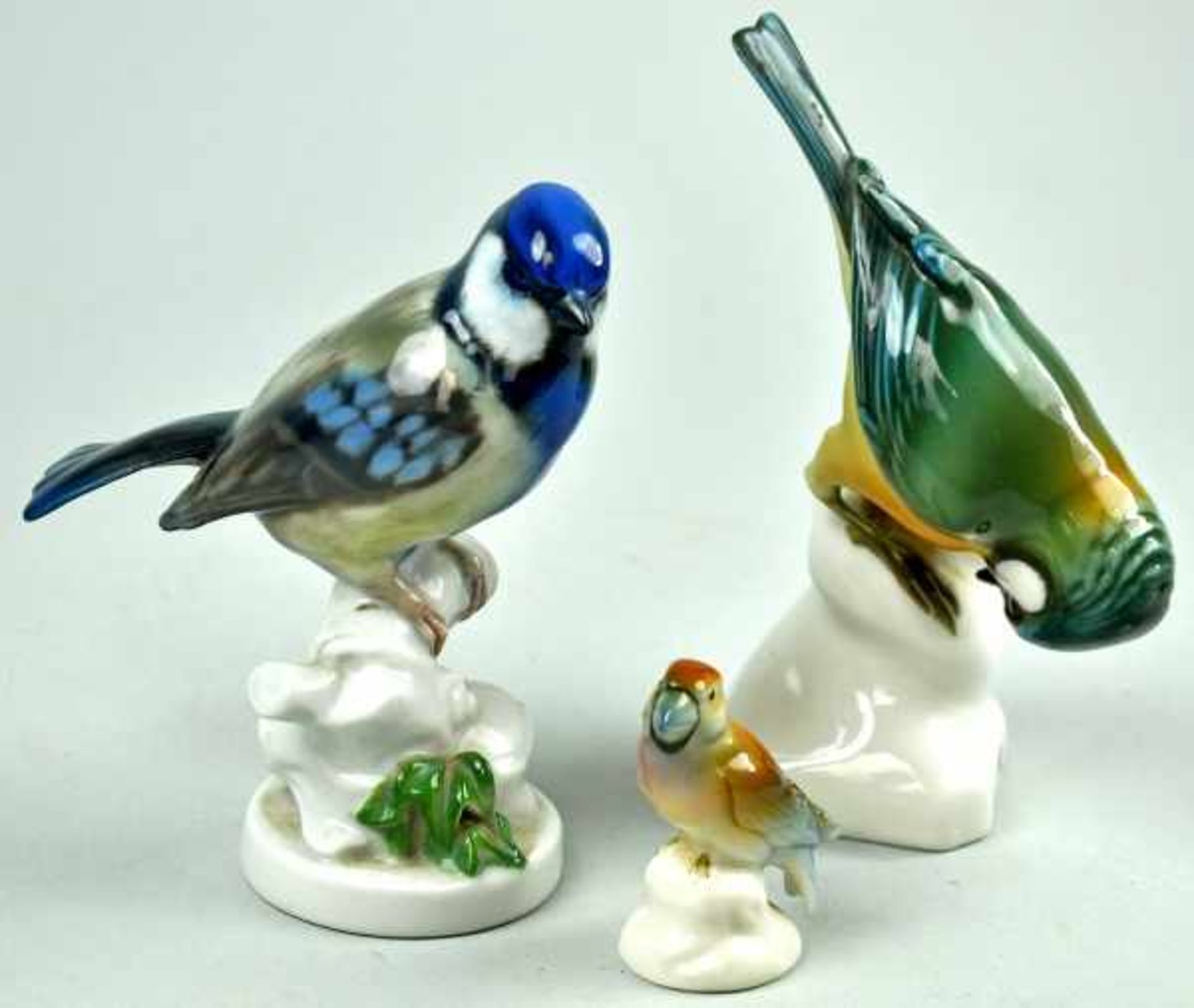 VOGEL-LOT bestehend aus drei Vogelfiguren, eine Blaumeise, Entw. A. Wunderlich, Rosenthal, H 11cm,