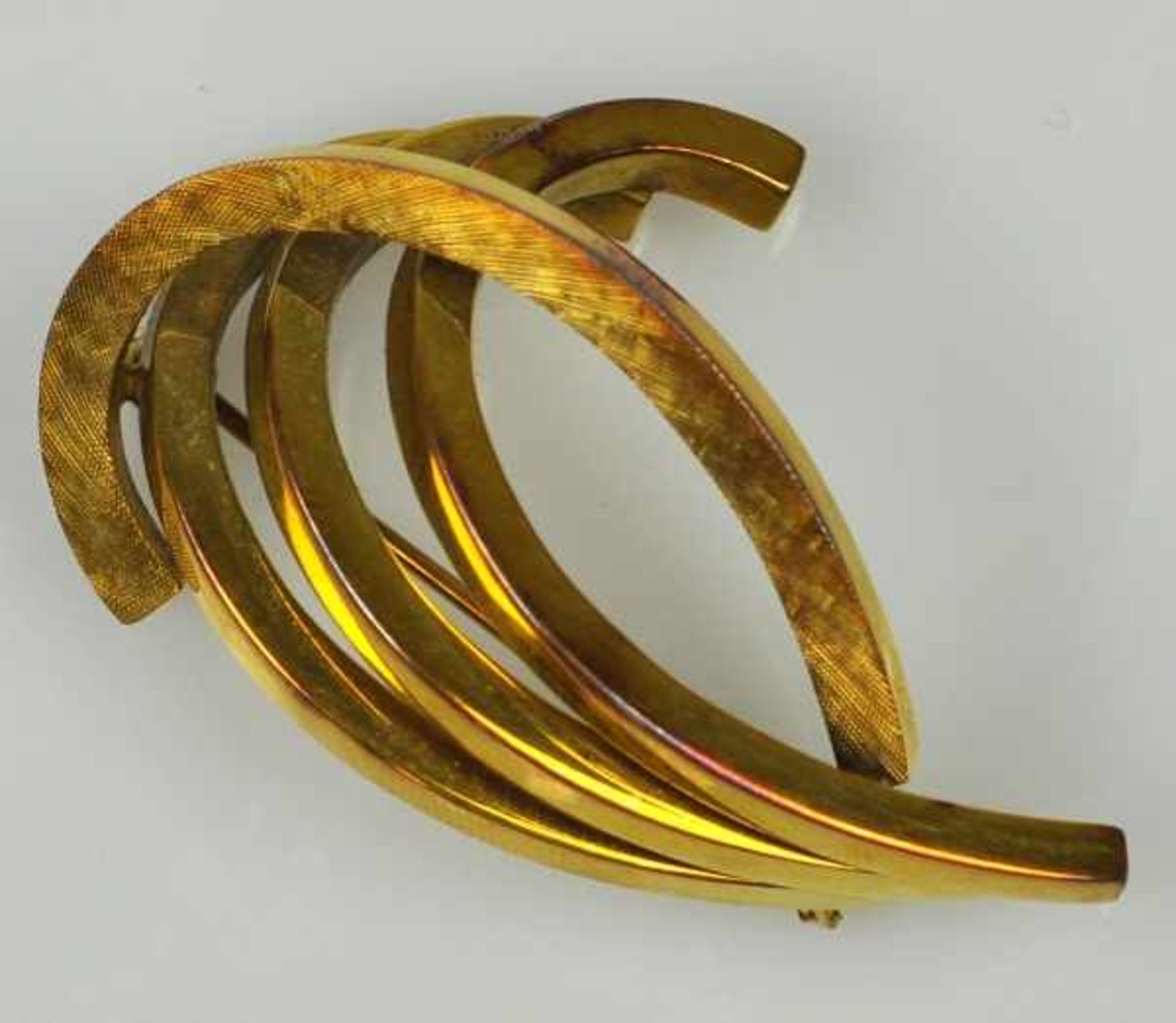 BROSCHE moderner Entwurf aus vier gebogten Bändern, Gelbgold 14ct, 6,9g, D 40mm