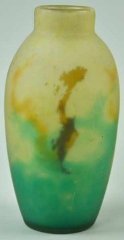 VASE langgezogener ovoider Korpus mit kurzem geradem Hals, farbloses Glas mattiert, Pate de verre