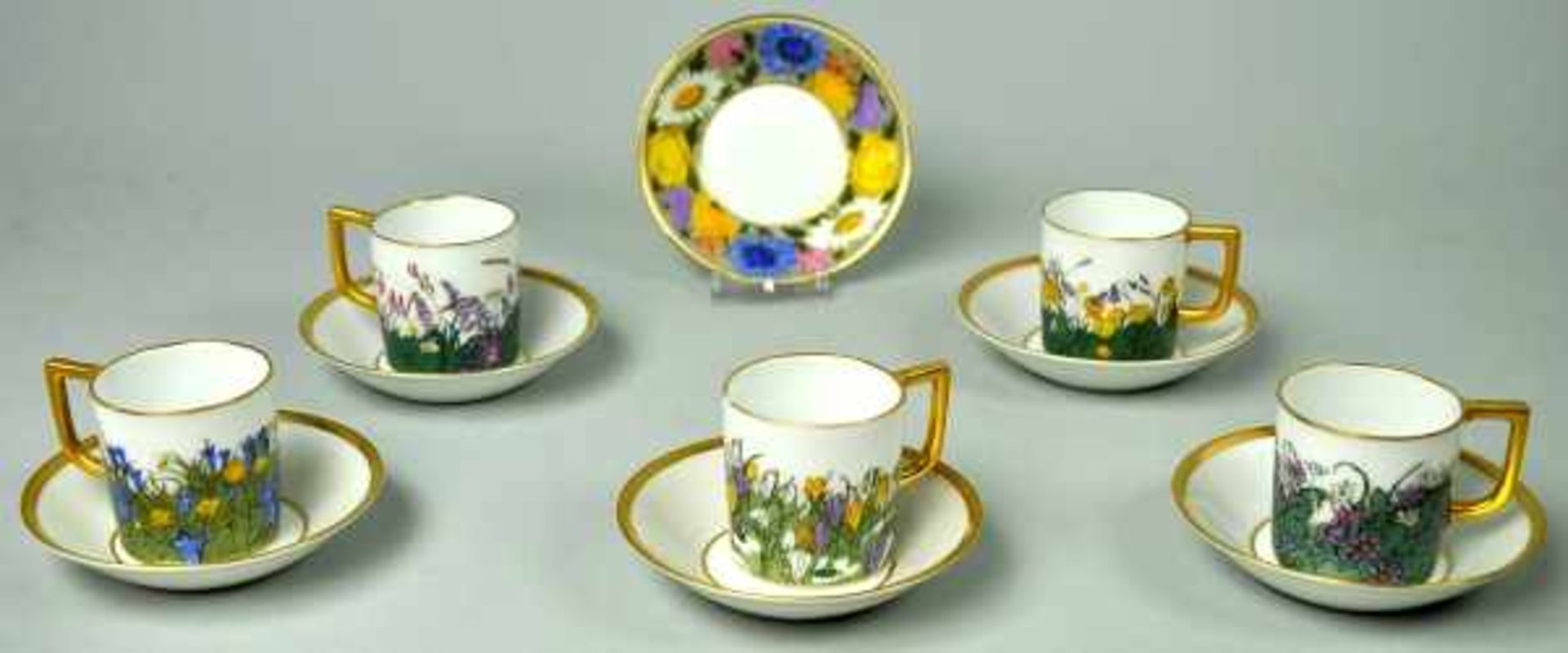 4 MOKKATASSEN mit Untertassen, polychromes Blumendekor, Nymphenburg mit Goldrand u. Goldgriff, H 4,